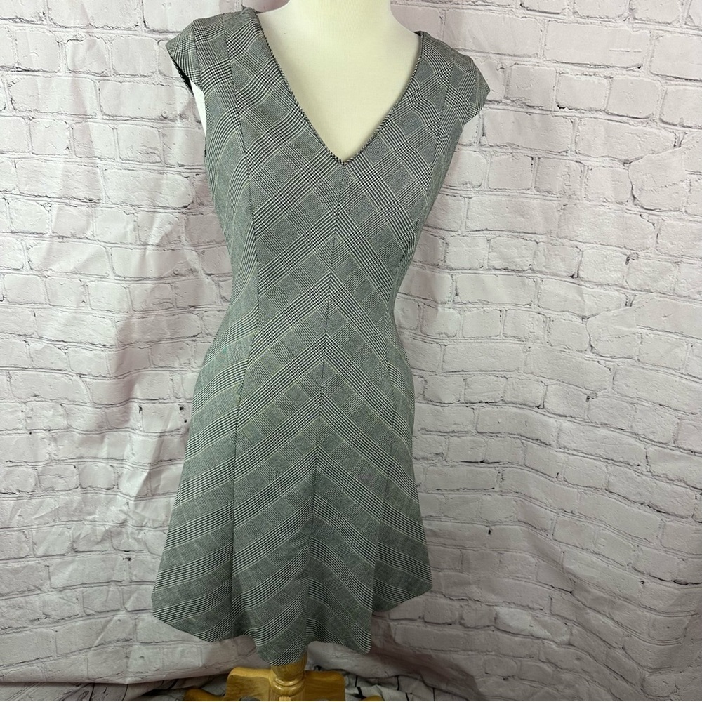 White House Black Market classic Gray plaid V-Neck fit & flare Dress sz 2